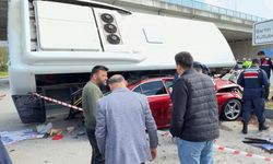 Otobüs otomobilin üzerine devrildi! Çok sayıda yaralı