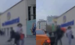 Taksinin açılan kapısına çarptı! O anlar kameralara yansıdı