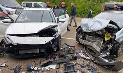 Feci kaza! Otomobiller çarpıştı: Yaralılar var