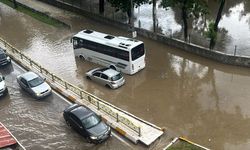 Edirne'yi dolu ve sağanak vurdu! Yollar göle döndü, araçlar mahsur kaldı