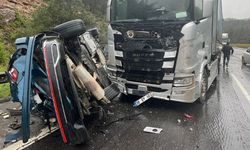Tır, otomobile çarptı! Ölü ve yaralılar var