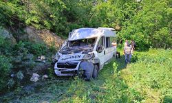 Minibüs şarampole yuvarlandı! Çok sayıda yaralı