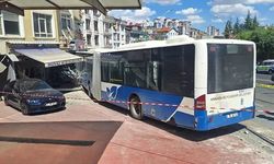 Ankara'da korku dolu anlar! Belediye otobüsü iş yerine daldı