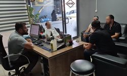 Otomobil alırken hayatının şokunu yaşadı! Parasını son anda kurtardı