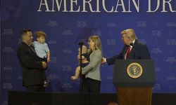 Trump küçük çocuğu son anda kurtardı! Sahnede hızlı müdahale