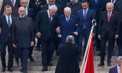Anıtkabir’de dikkat çeken anlar: Dervişoğlu Bahçeli’nin koluna girdi
