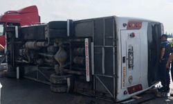 Antalya-Isparta yolunda midibüs devrildi: 5 yaralı