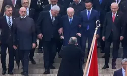 Anıtkabir’de dikkat çeken anlar: Dervişoğlu Bahçeli’nin koluna girdi