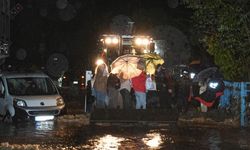 İstanbul'da sel hayatı felç etti! Yollar göle döndü araçlar suya gömüldü