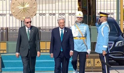 Cumhurbaşkanı Erdoğan Tokayev'i resmi törenle karşıladı