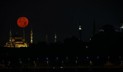 Kanlı ay deprem habercisi mi? Bilimsel açıklama geldi