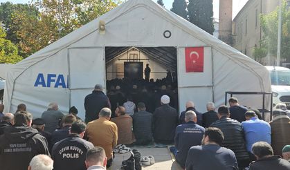 Deprem korkusu nedeniyle cuma namazını çadırlarda kıldılar