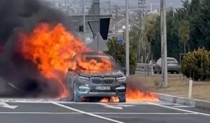 İstanbul'da seyir halindeki lüks otomobil alev topuna döndü 💥
