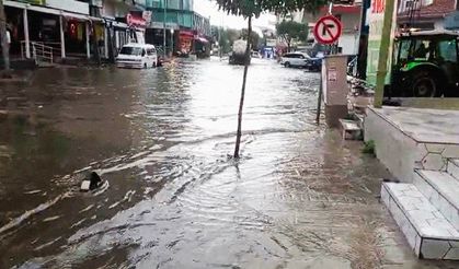 İzmir’de şiddetli yağış! Yollar adeta göle döndü