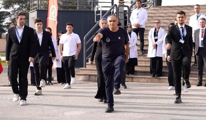 Yürüyüşüyle fenomen olan öğretmene sürpriz