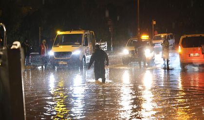 İzmir’de şiddetli sağanak! Ev ve iş yerlerini su bastı
