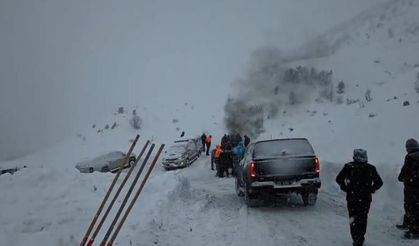 Çığ düştü: 3 çoban kar altında kaldı