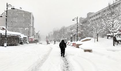 İstanbul’un yanı başı: Kar kalınlığı yarım metreyi aştı! Türkiye buz kesti