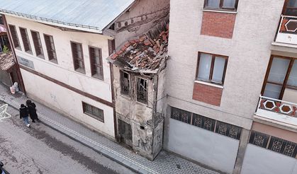 İki bina arasına sıkışıp kalmış! Akıl sır ermiyor