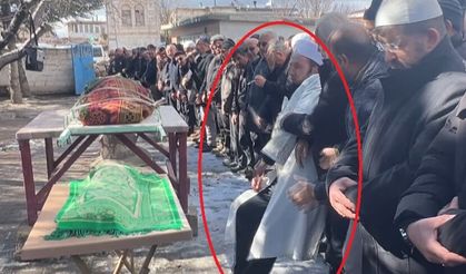 En acı görev! İmam kardeşi ve ailesinin cenaze namazını kıldırırken fenalaştı