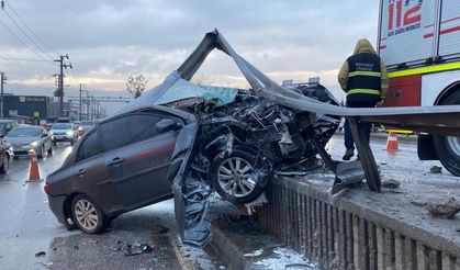 Facia gibi kaza! Otomobil bariyerlere ok gibi saplandı