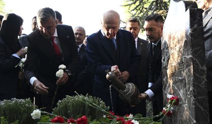 Devlet Bahçeli, Alparslan Türkeş'in kabrini ziyaret etti