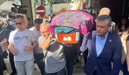 Özgür Özel tabuta omuz verdi