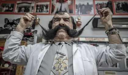 Bıyıkları boyunu aştı! Horasanlı Pala'yı görenler şaşırıyor