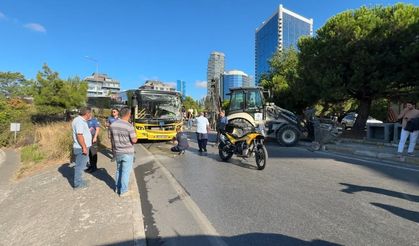 İETT otobüsüyle iş makinesi çarpıştı!