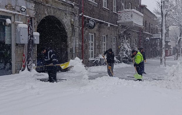 Kar etkili oldu! Kars'ta 212 köy yolu kapandı