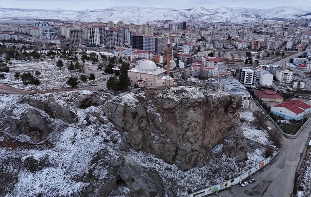 Uçurumun kıyısındaki türbeye yoğun ilgi!