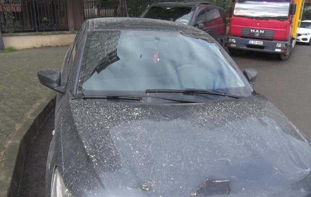 İstanbul'a çamur yağdı! Araçlar çamurla kaplandı