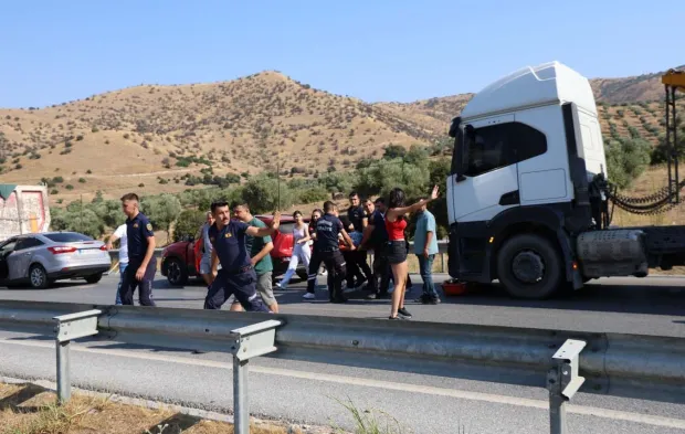 Peş peşe korkunç kazalar! 5 km trafik oluştu