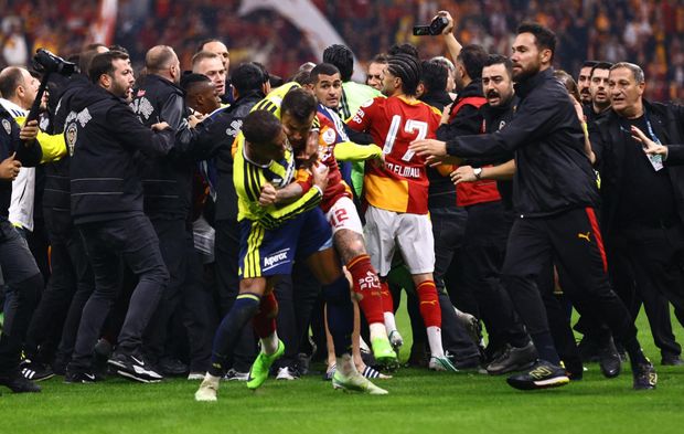 Galatasaray 2-1 Fenerbahçe derbisinde EKRANDA GÖRMEDİKLERİNİZ👀