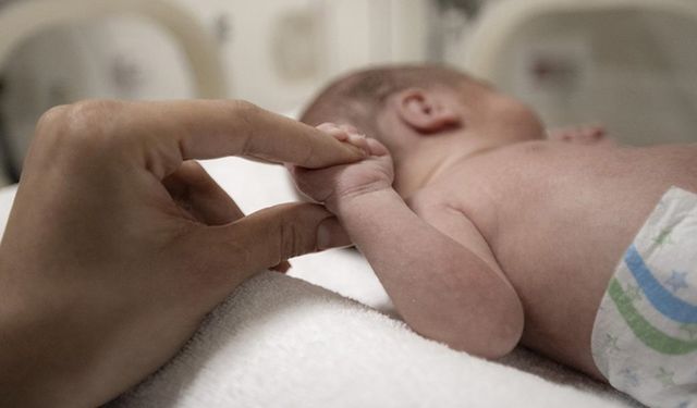 Bebekleri öpmeden önce iyi düşünün: Riskli olabilir!