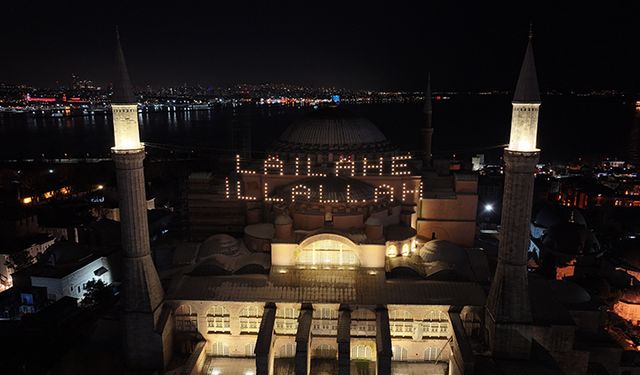 İstanbul'daki camiler mahyalarla süslendi