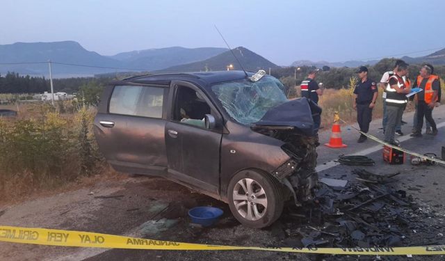 İzmir'de 3 otomobil birbirine girdi: 5 ölü! 2 Yaralı