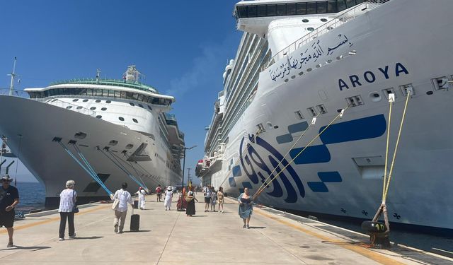 Peşe peşe yanaştılar Bodrum'a binlerce kişi bıraktılar