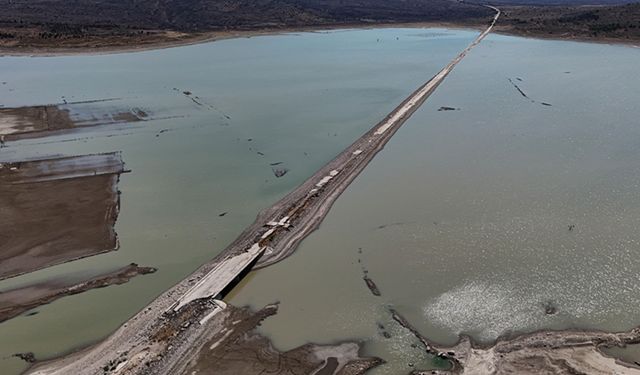 İzmir'de barajda su seviyesi düştü! Eski İzmir-Çeşme kara yolu ortaya çıktı