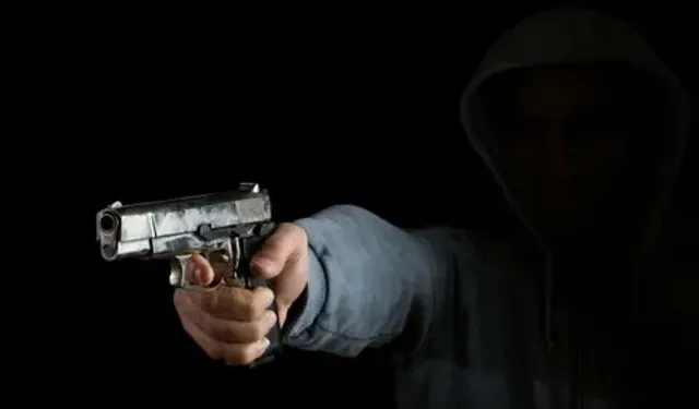 Aynı aileden 3 kişi başından vuruldu