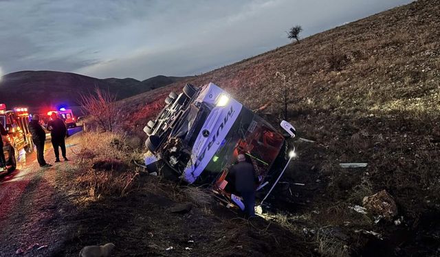 Yolcu otobüsü devrildi: Ölü ve yaralılar var