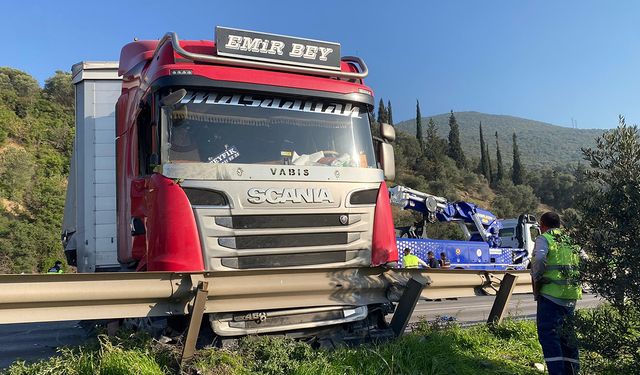 Tır kontrolden çıktı, bariyerleri yıktı!