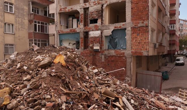 Ev yıkılınca acı gerçek ortaya çıktı