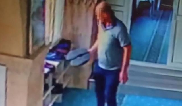 Tek tek inceledi, gözüne kestirdiğini alıp kaçtı! Camide ilginç hırsızlık