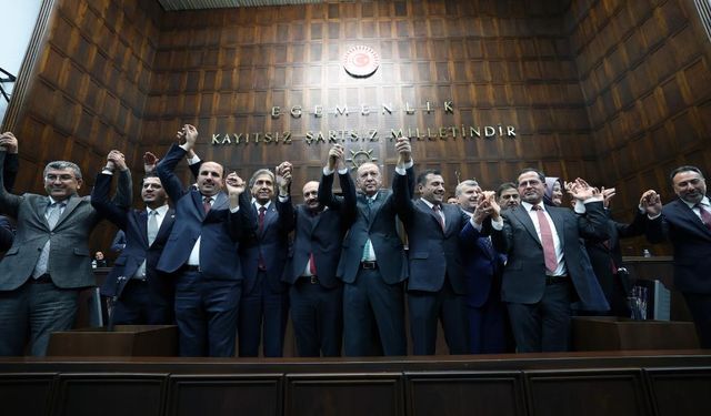 CHP ve Yeniden Refah’tan AK Parti’ye katılım! Rozetlerini Erdoğan taktı