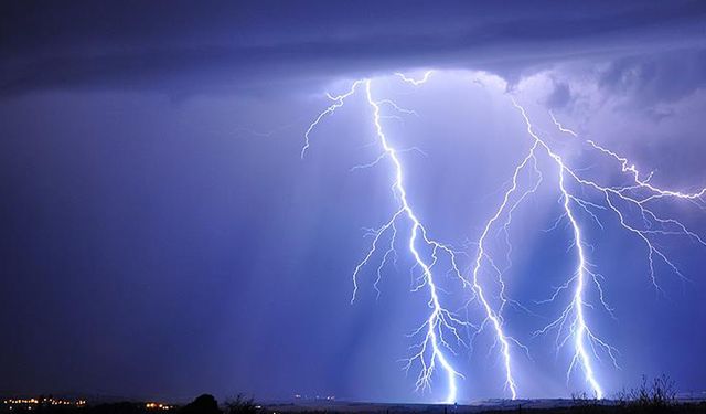 Tramvaya yıldırım düştü! Yolcular tahliye edildi