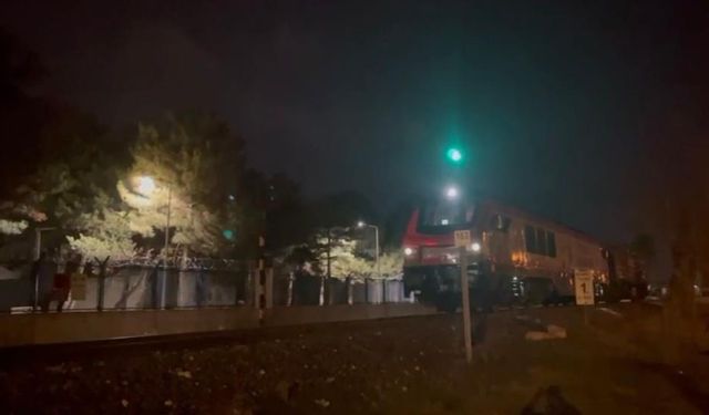 Lokomotifin çarptığı genç can verdi