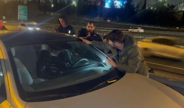 Bu neyin kafası! Aracını sol şeride çekerek uyudu