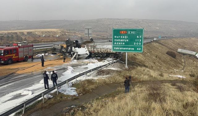 TAG Otoyolu'nda kaza! 3 TIR yandı