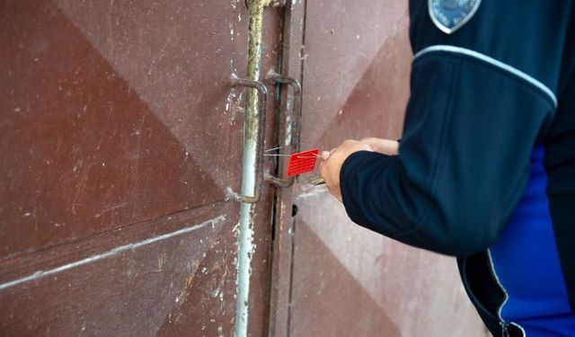 Ekipler kötü koku üzerine gitti! Depoyu açtığında şoke oldu